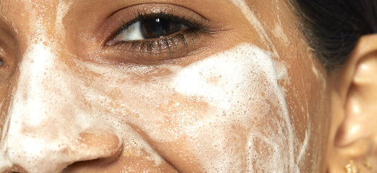 Può un detergente rimuovere le impurità accumulate sulla pelle durante un'intera giornata?